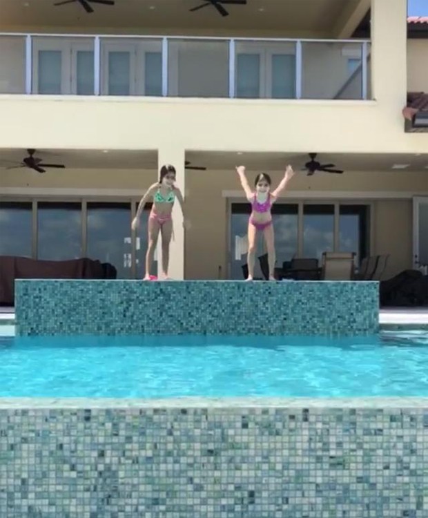 Isabella e Helena se divertem em piscina de casa em Orlando (Foto: Reprodução/Instagram)