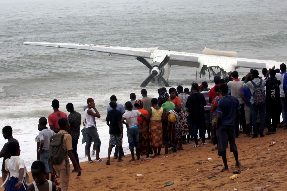 Equipe de resgate trabalha no local de queda de um avião no aeroporto de Abidjan, na Costa do Marfim (Foto: Reuters/Luc Gnago)
