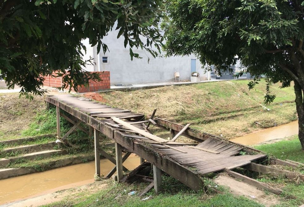 Moradores pedem recuperação de acesso de ponte sobre Boulevard (Foto: Adelcimar Carvalho/G1)