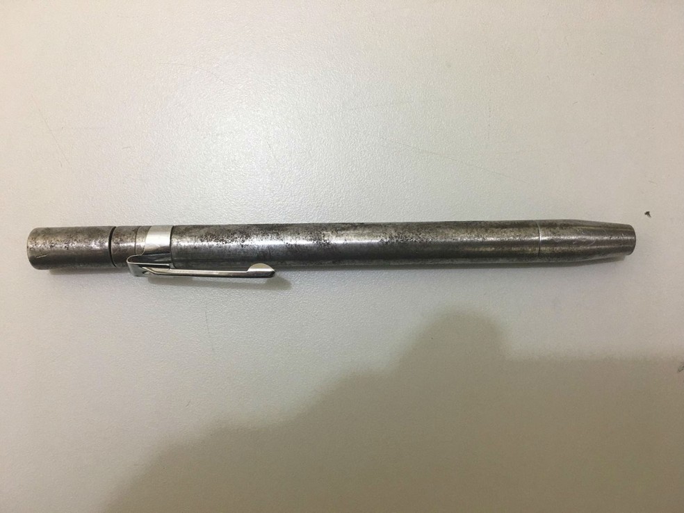 Suspeito entregou arma em formato de caneta para a polÃ­cia de Castilho (SP) (Foto: PolÃ­cia Civil/DivulgaÃ§Ã£o)