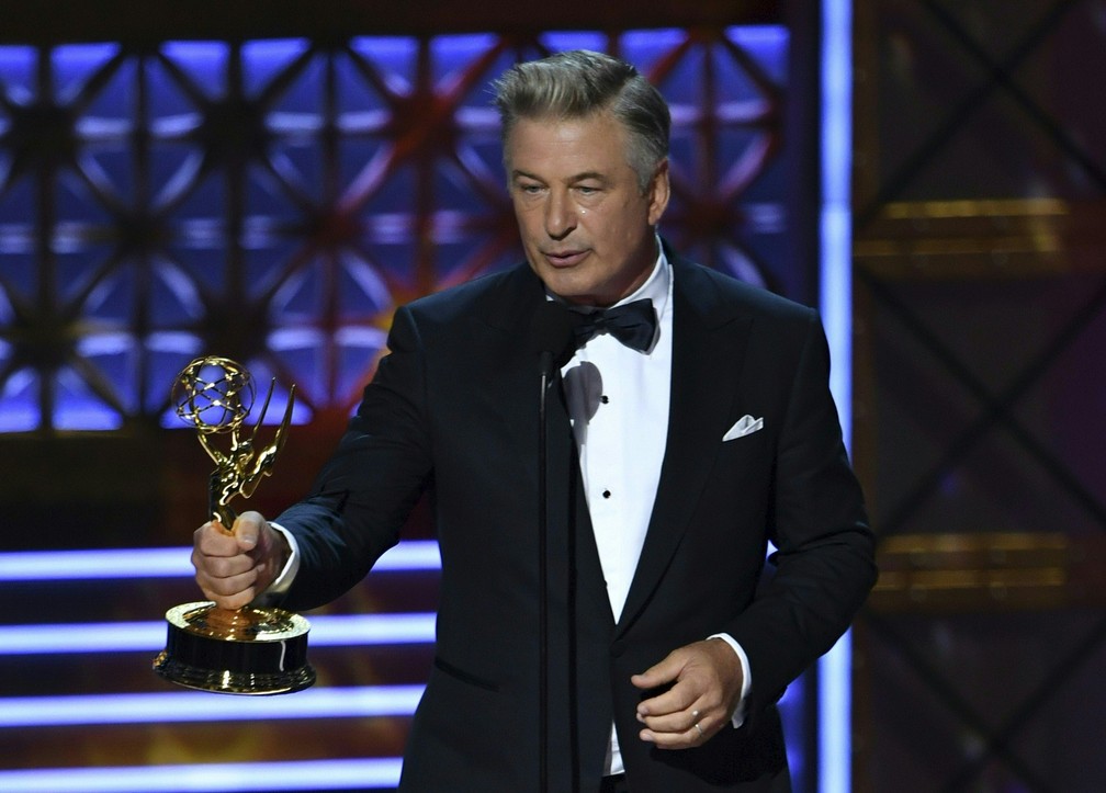 Alec Baldwin recebe o Emmy de melhor ator coadjuvante em série de comédia por 'Saturday Night Live' (Foto: Frederic J. Brown/AFP)