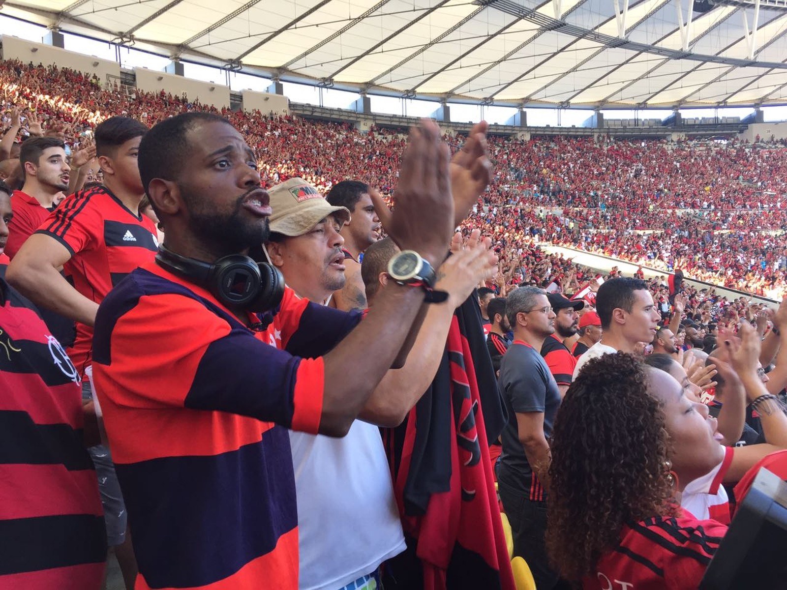 Coé, rapaziada! Autor de hit na rede é festejado do Andaraí ao Maracanã