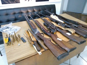 Muitas armas foram apreendidas após tentativa de assalto em São Miguel das Missões (Foto: Divulgação/Polícia Civil)
