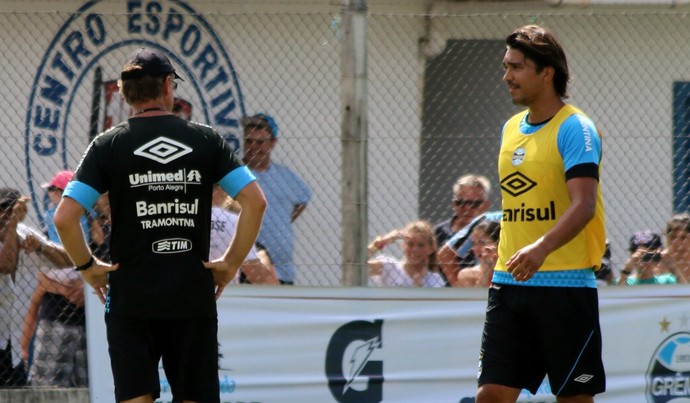 Moreno vai de peso a xodó no Grêmio e recebe mimos para voltar a ser feliz
