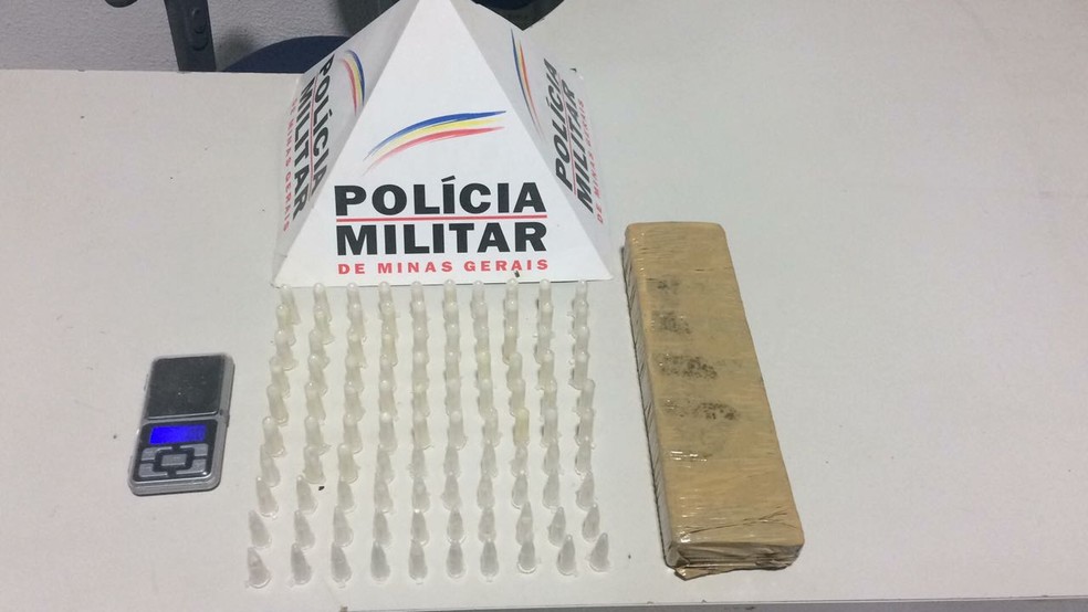 Parte da droga estava com o casal no momento da abordagem e a outra parte escondido na casa do rapaz de 20 anos (Foto: Polícia Militar / Divulgação)