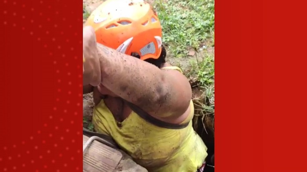 Mulher é resgatada depois de ficar presa em buraco no quintal de casa, em Santa Rita, PB — Foto: Divulgação/Bombeiros