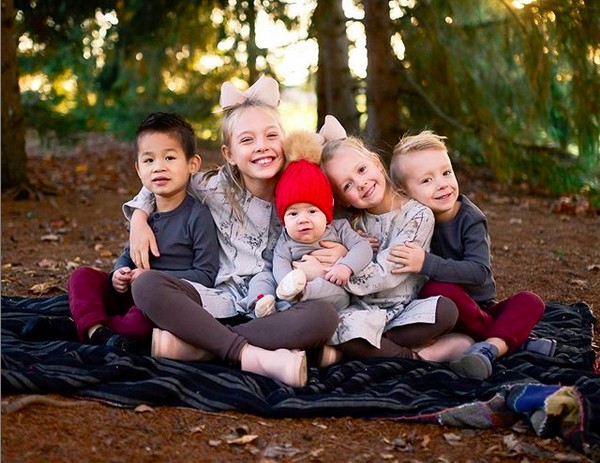Os filhos da youtuber Myka Stauffer, incluindo o pequeno Huxley, enviado por ela para outra família (Foto: Instagram)
