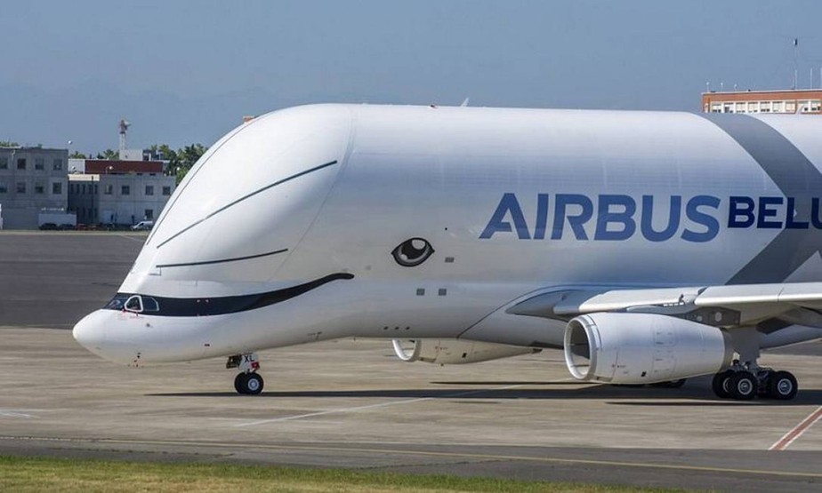 Beluga tem frente móvel e é quase o dobro da baleia azul. Veja 5 curiosidades sobre o cargueiro que fez sua 1ª viagem ao Brasil