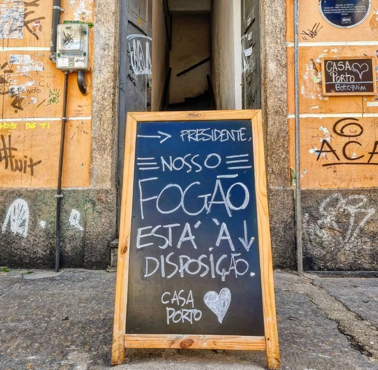 A Casa do Porto no Rio instalou esse quadro na porta,  oferecendo o fogão para  Bolsonaro, que disse "botar a cara no fogo pelo ex-ministro preso hoje