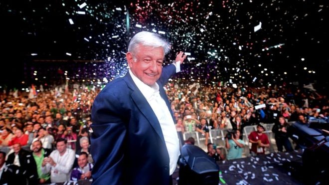 Andrés Manuel López Obrador, futuro presidente do México, comemora a vitória na capital do país (Foto: Getty Images/BBC News Brasil)