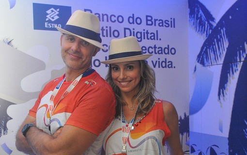 Tande e a namorada Tatiana Pansini curtem espaço do Banco do Brasil e tiram fotos para compartilhar nas redes sociais em tempo real