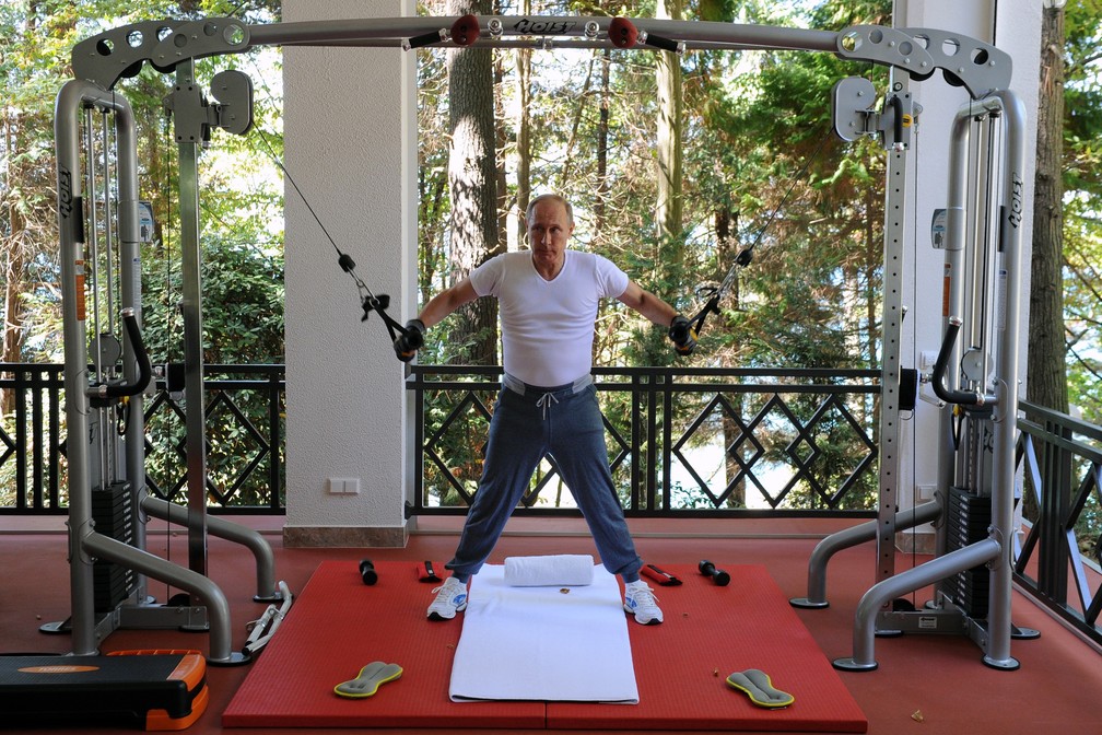 Putin se exercita em uma residência presidencial em agosto de 2015 — Foto: Mikhail Klimentyev/Sputnik/AFP