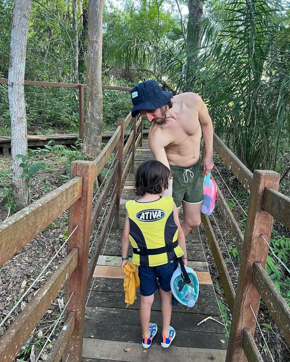 Tainá Müller mostra filho e o companheiro, Henrique Sauer, se divertindo em meio a natureza. — Foto: Redes sociais