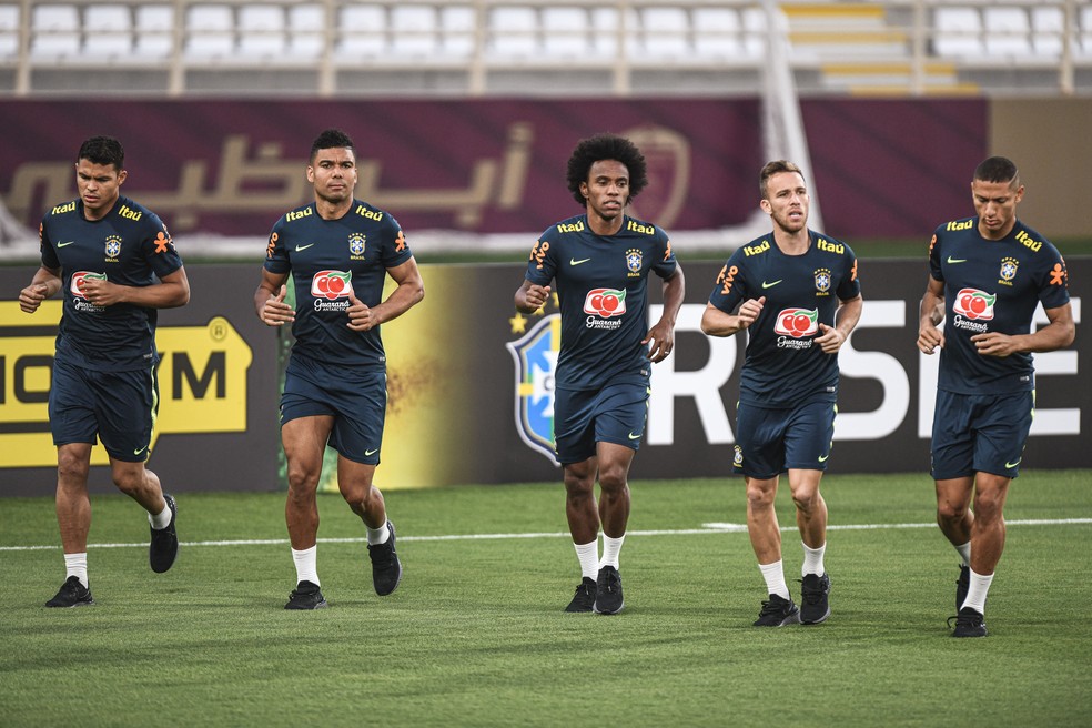 Thiago Silva, Casemiro, Willian, Arthur e Richarlison no treino da seleção brasileira em Abu Dhabi — Foto: Pedro Martins/MoWa Press