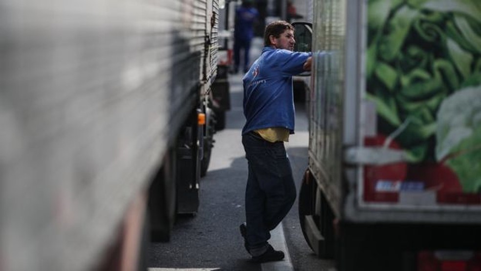 Homem em meio a caminhões parados em greve no Rio de Janeiro, em foto de arquivo (Foto: EPA)