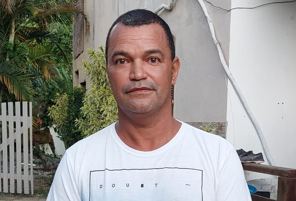 Jardineiro Nelson Nedy Ribeiro, de 50 anos, caiu no mar no Roncador e foi arrastado para a Ilha de Palmas — Foto: Guilherme Vizane/ TV Globo 