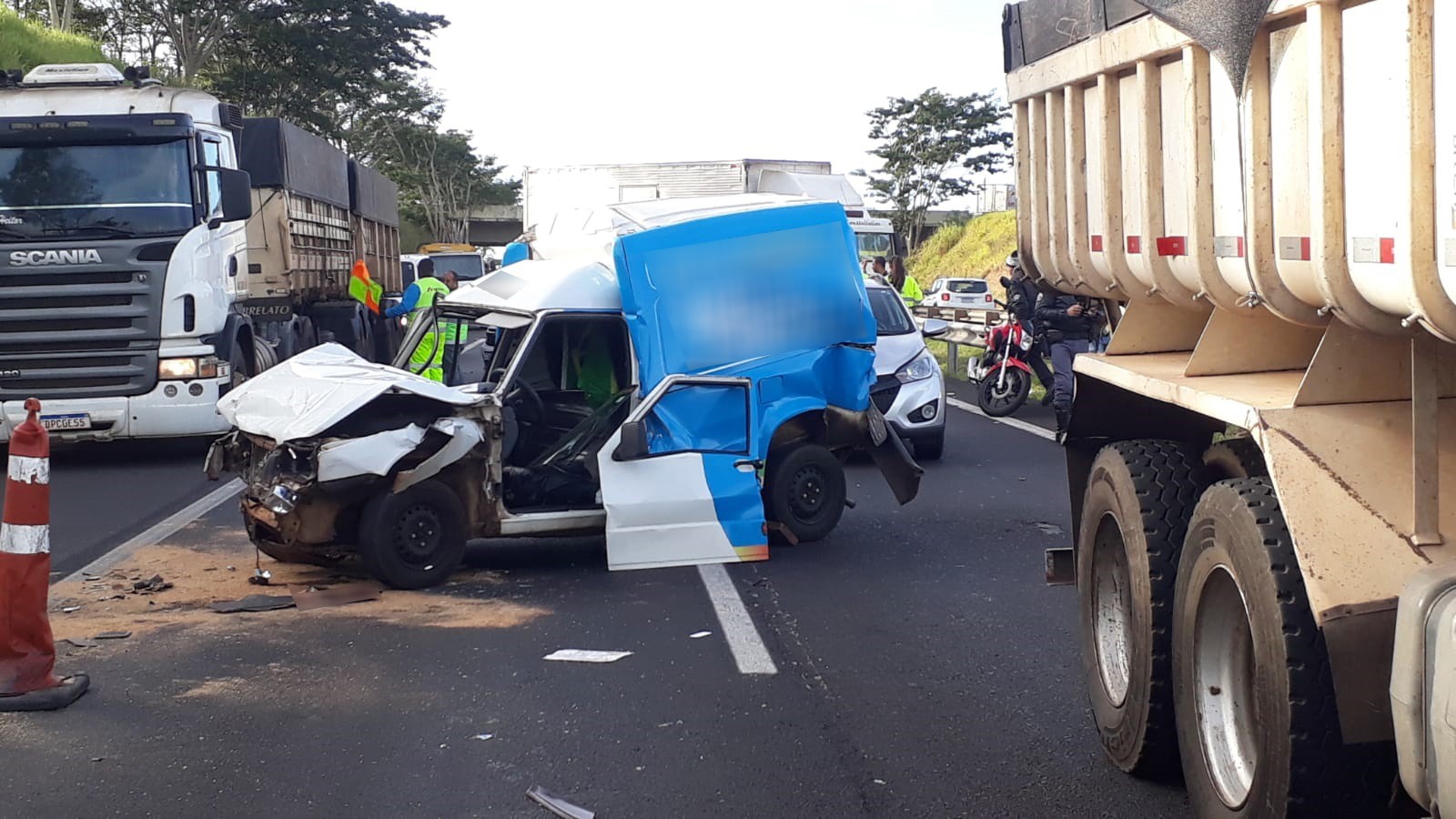 Batida entre quatro veículos na Rodovia Raposo Tavares deixa duas pessoas feridas