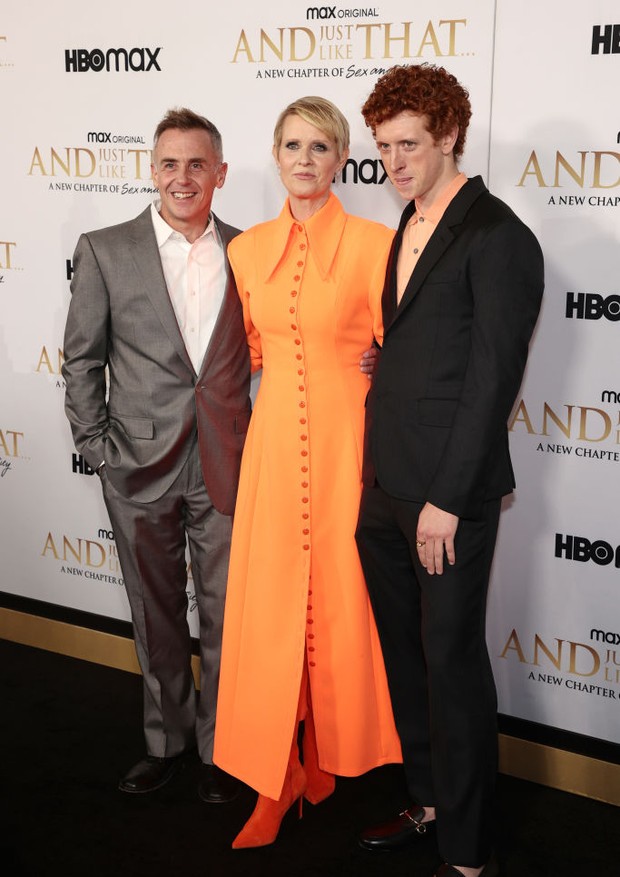 NEW YORK, NEW YORK - DECEMBER 08: (L-R) David Eigenberg, Cynthia Nixon and Niall Cunningham attend HBO Max's premiere of "And Just Like That" at Museum of Modern Art on December 08, 2021 in New York City. (Photo by Dimitrios Kambouris/Getty Images) (Foto: Getty Images)