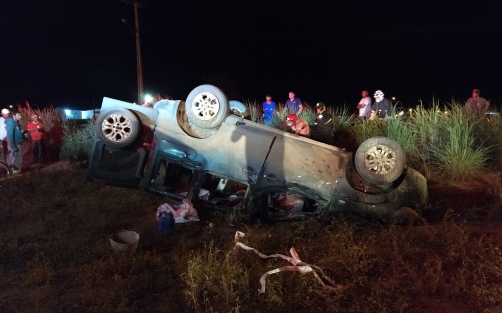 Adolescente morre após capotamento de veículo em Luís Eduardo Magalhães — Foto: Marlon Ferraz/Blog Braga