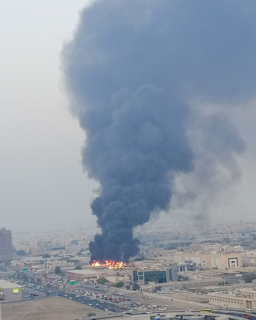 Fogo e fumaça vindos de incêndio em mercado em Ajmã, nos Emirados Árabes Unidos, na quarta-feira (5) — Foto: Twitter/@nabeelotelli/via Reuters