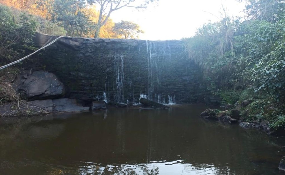 Água está infiltrando pelas pelo paredão de pedras. — Foto: Redes Sociais/Reprodução