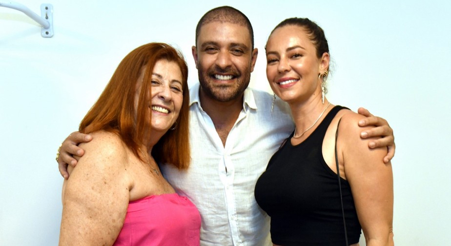 Diogo Nogueira entre a mãe, Ângela Nogueira, e a namorada, Paolla Oliveira