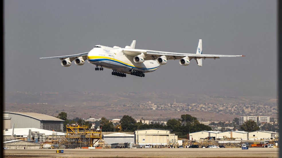 Foto de arquivo de agosto de 2020 mostra o Antonov An-225 Mriya, o maior avião de carga do mundo, durante pouso no Aeroporto Internacional Ben Gurion em Lod, Israel — Foto: Jack Guez/AFP