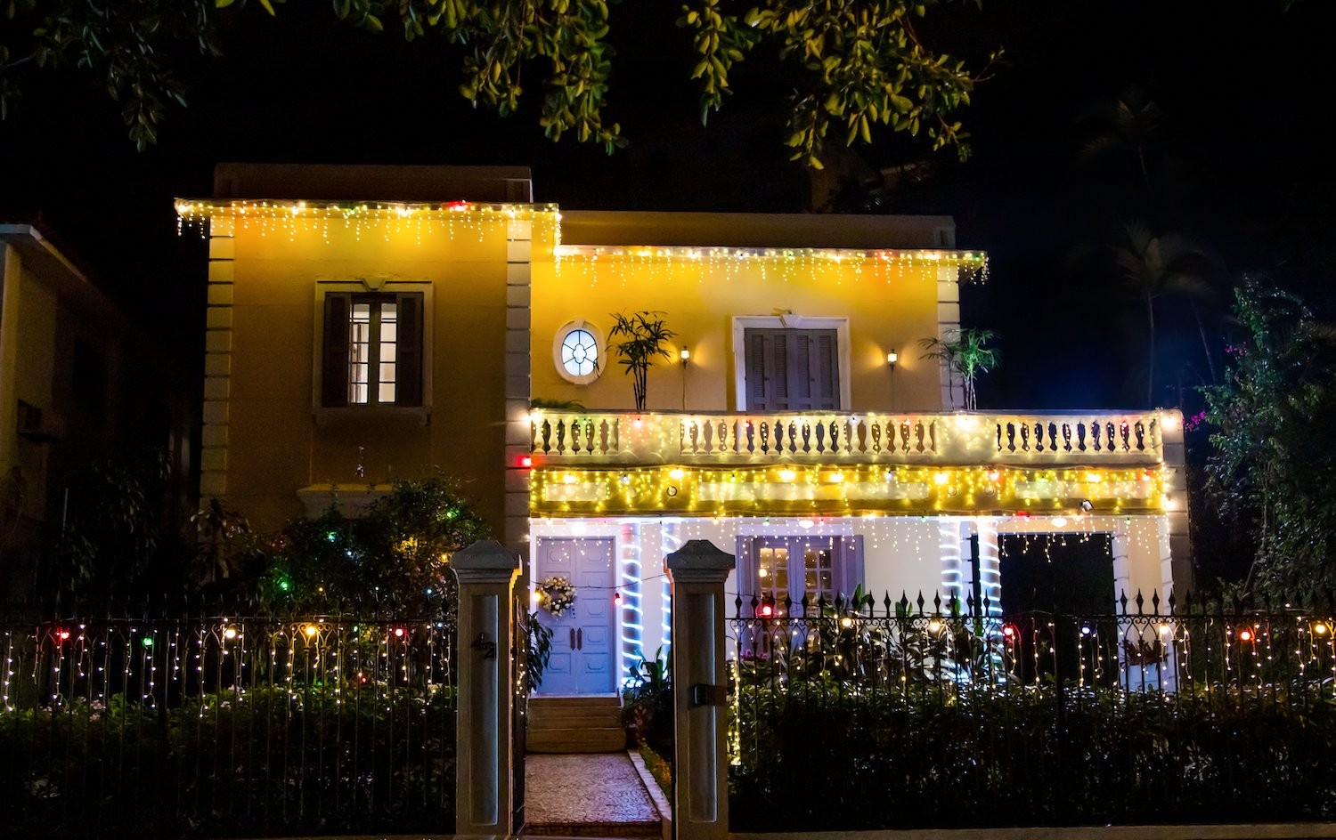 A casa onde a trama é filmada carrega uma decoração natalina bem "abrasilierada" (Foto: Divulgação / Netflix)