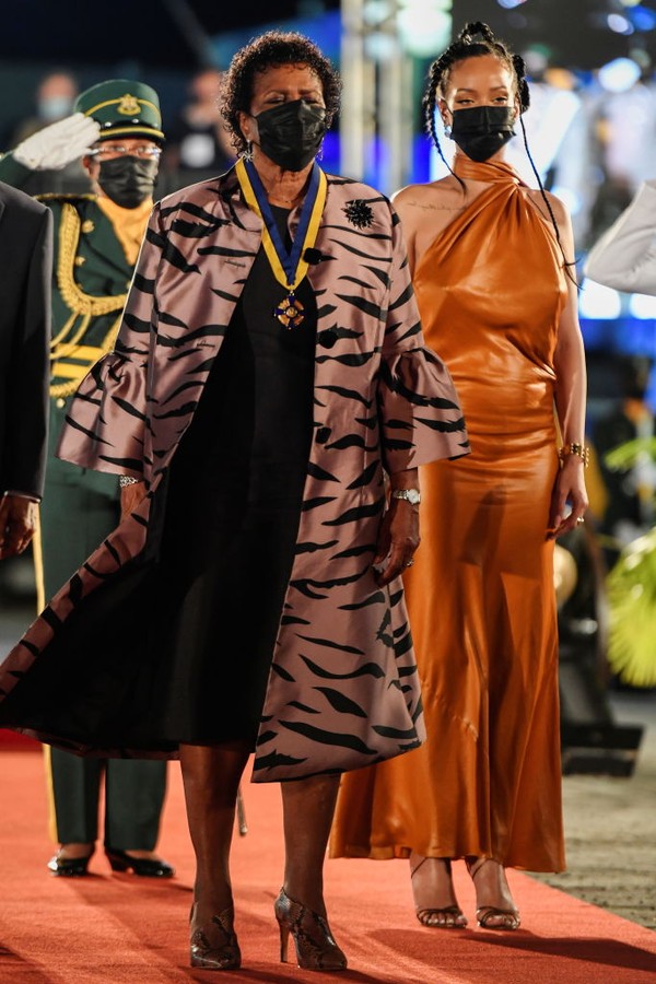 BRIDGETOWN, BARBADOS - NOVEMBER 30: President of Barbados, Dame Sandra Mason and Rihanna stand during the Presidential Inauguration Ceremony at Heroes Square on November 30, 2021 in Bridgetown, Barbados. The Prince of Wales arrived in the country ahead of (Foto: Getty Images)