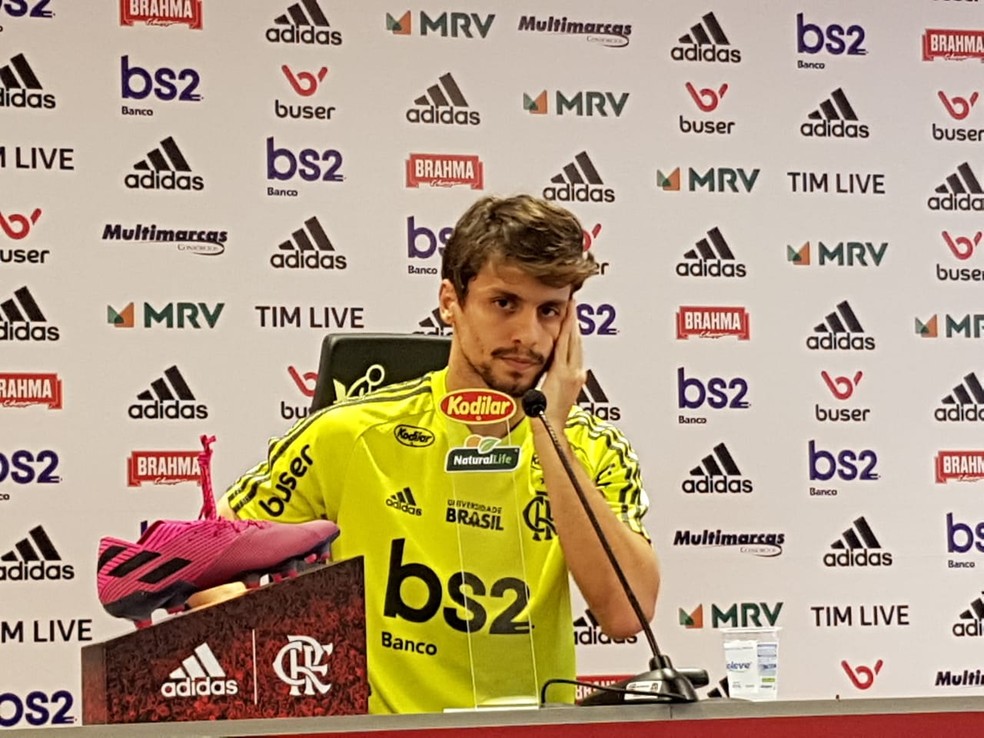 Rodrigo Caio concede entrevista coletiva no Ninho do Urubu &mdash; Foto: Marcelo Baltar / GloboEsporte.com