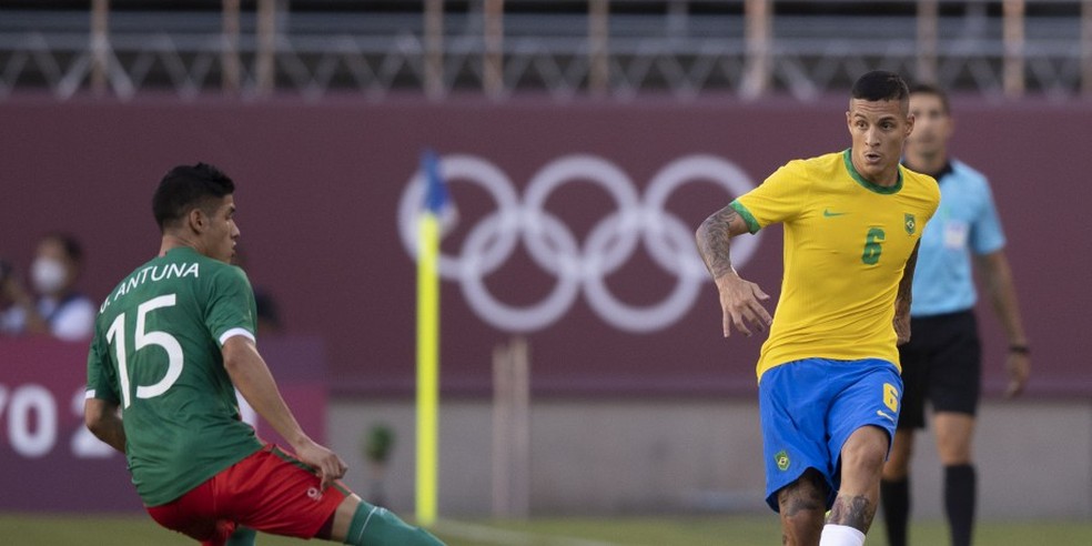 Guilherme Arana em ação durante Brasil x México — Foto: Lucas Figueiredo/CBF 