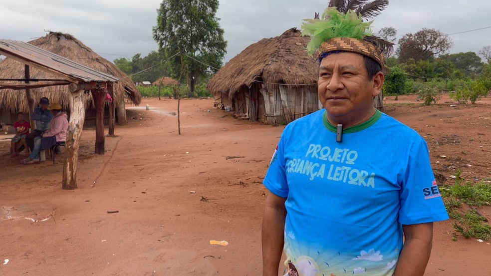 O indígena Amaro de Souza Rocha é professor na aldeia Taquaperí, das etnias Guarani e Guarani Kaiowá — Foto: Junior Machado