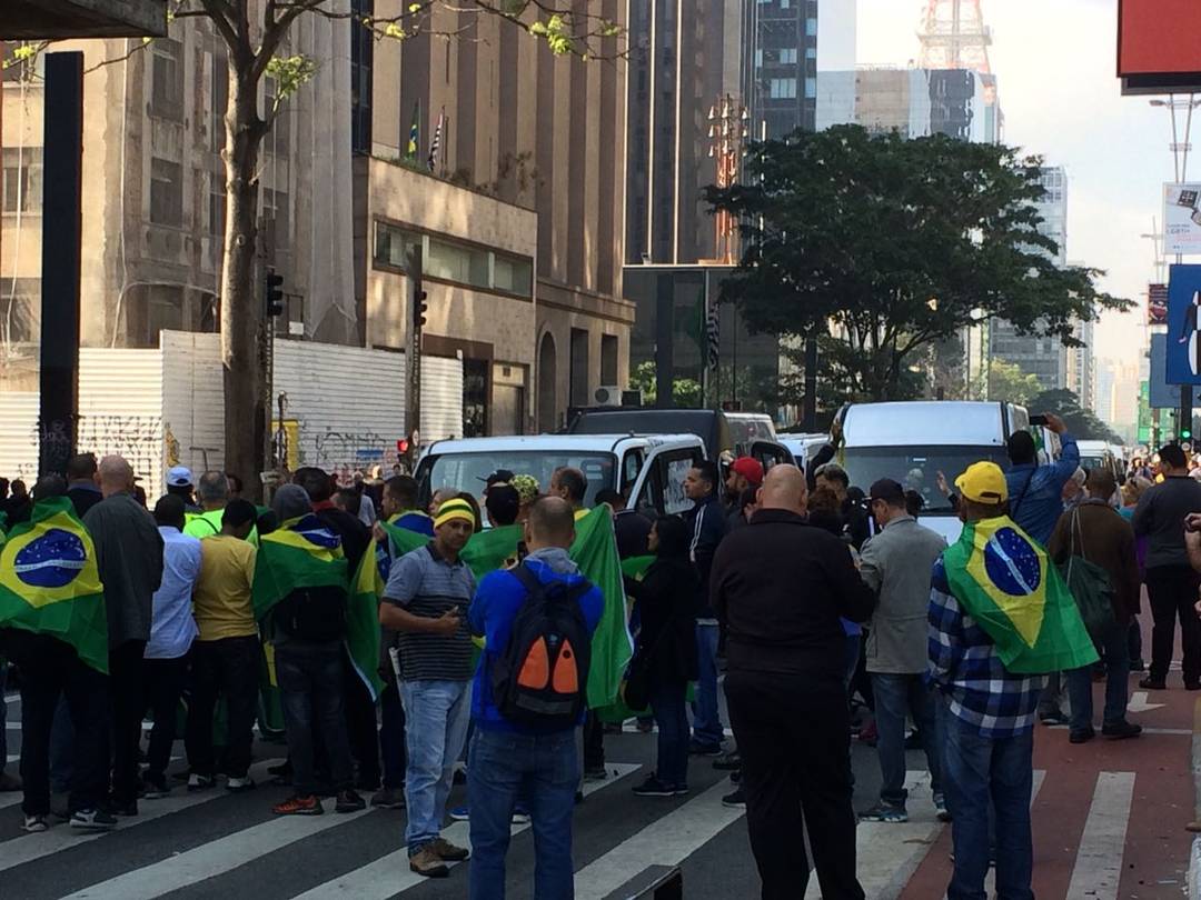Motoristas de vans realizam protesto em frente ao Masp, na Avenida Paulista