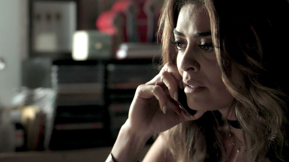 Bibi liga para Rubinho no momento em que o marido está com Carine (Foto: TV Globo)