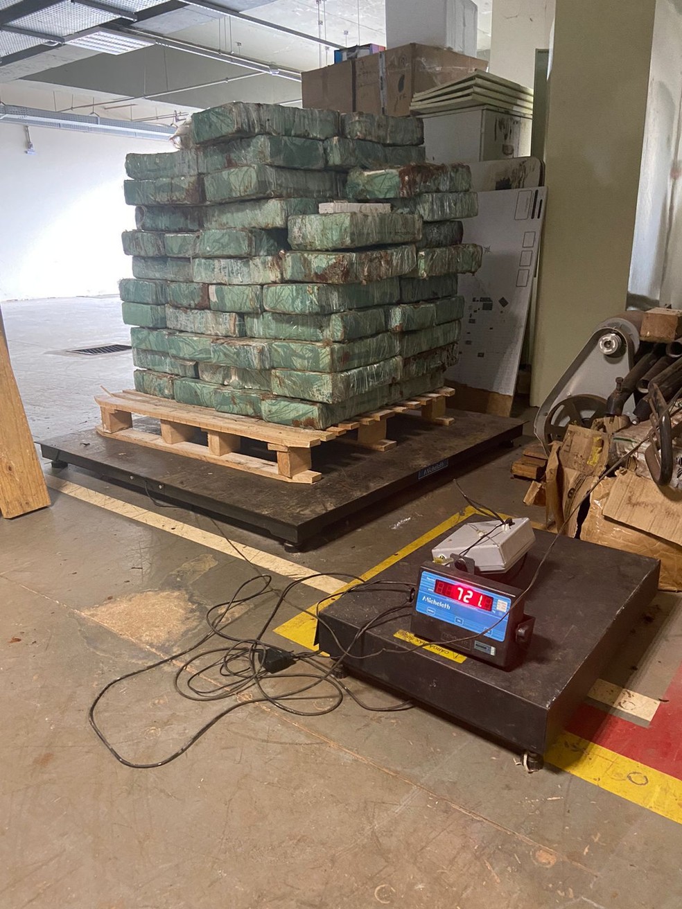 PF e BPFRON apreendem veículo carregado com droga em Guaíra — Foto: PF e BPFRON