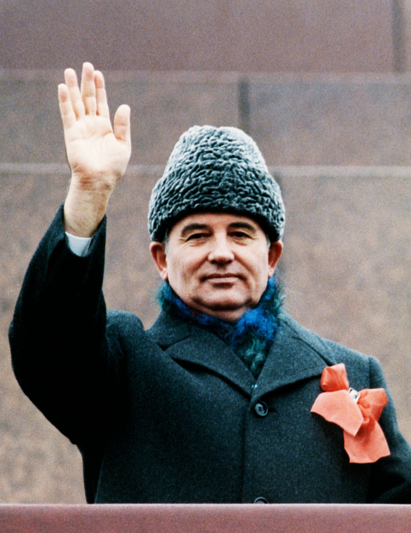 Gorbachev, então secretário Geral do Comitê Central da CPSU, acena durante o 11º Congresso do Partido da Unidade Socialista da Alemanha, em Berlim, em 1986.  — Foto: AFP