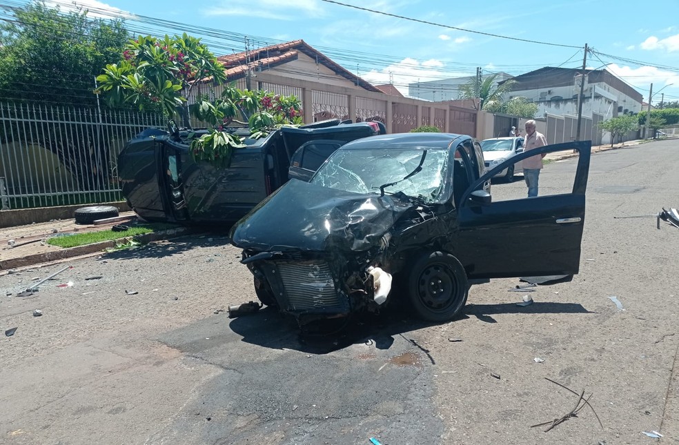 Caminhonete bate em carro após não respeitar sinalização de pare, em Campo Grande. — Foto: Corpo de Bombeiros/Divulgação
