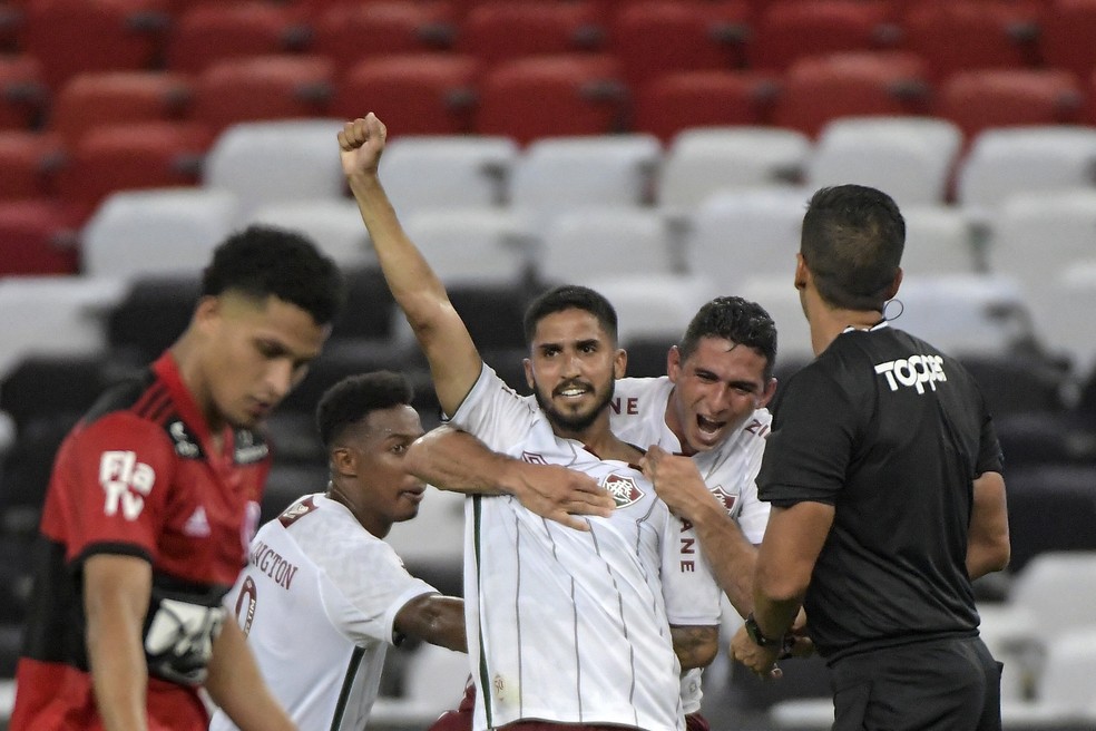 Igor Juli�o � abra�ado por companheiros ap�s fazer gol em Flamengo x Fluminense � Foto: Ag�ncia Estado