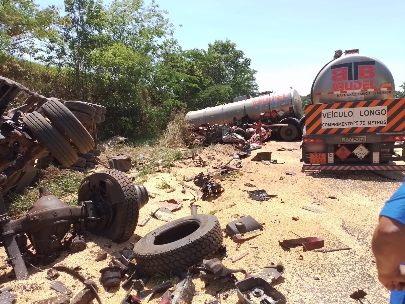 Chassi de carreta se despedaça em acidente que deixou um morto na BR-153