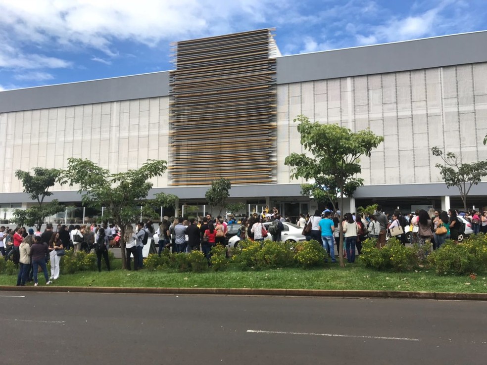 Prédio da Algar no Granja Marileusa em Uberlândia é evacuado após tremor  (Foto: G1)