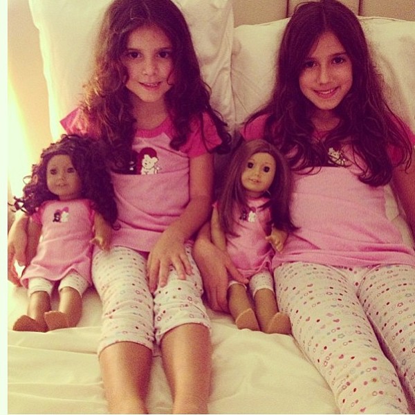 Maria e Clara com as bonecas que têm as expressões faciais e o guarda-roupa iguais aos das meninas (Foto: Reprodução / Instagram)
