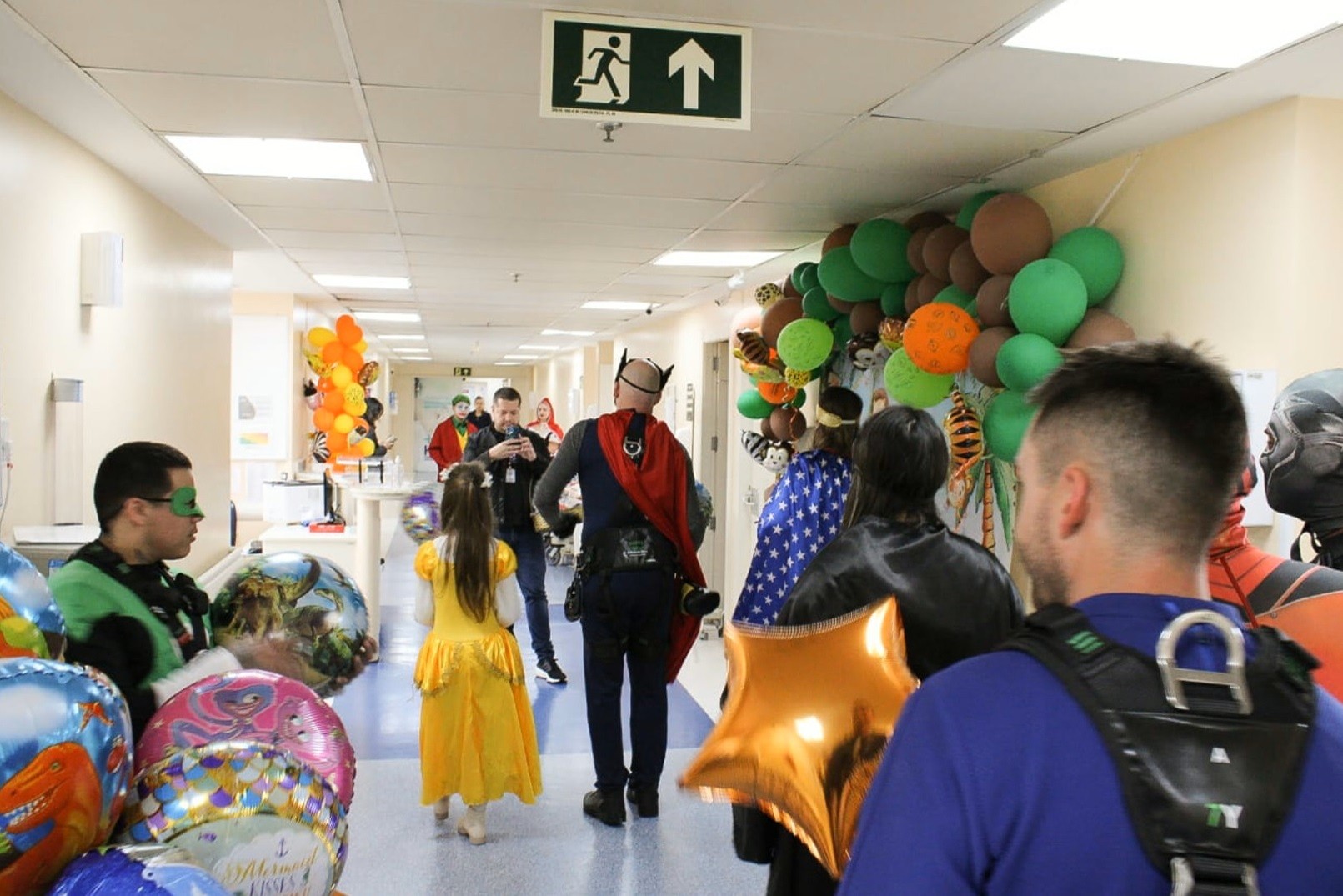 Super-heróis chegam de rapel e fazem a festa de crianças em hospital de Canoas; VÍDEO