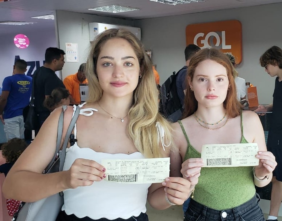 Juliana e Bruna conseguiram deixar Noronha  — Foto: Ana Clara Marinho/TV Globo
