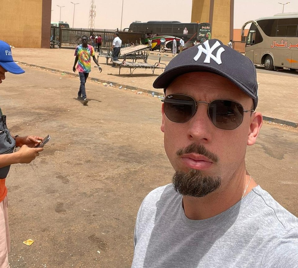 Brasileiros de time de futebol que estavam no Sudão atravessam fronteira com Egito