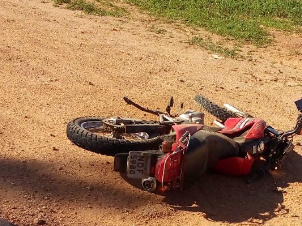 Motociclista não resistiu aos ferimentos após forte colisão (Foto: Rogério Aderbal/ G1) Motociclista não resistiu aos ferimentos após forte colisão (Foto: Rogério Aderbal/ G1)