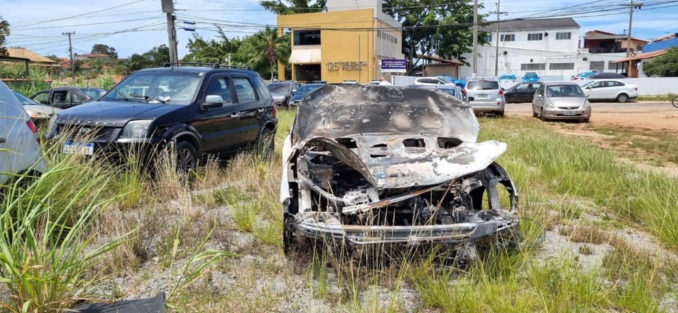 Corpos de dois militares da Marinha e do Exército foram encontrados carbonizados, dentro de um carro abandonado, em uma zona de mata na Estrada da Caveira, em São Pedro da Aldeia — Foto: Fotos R. Lagos