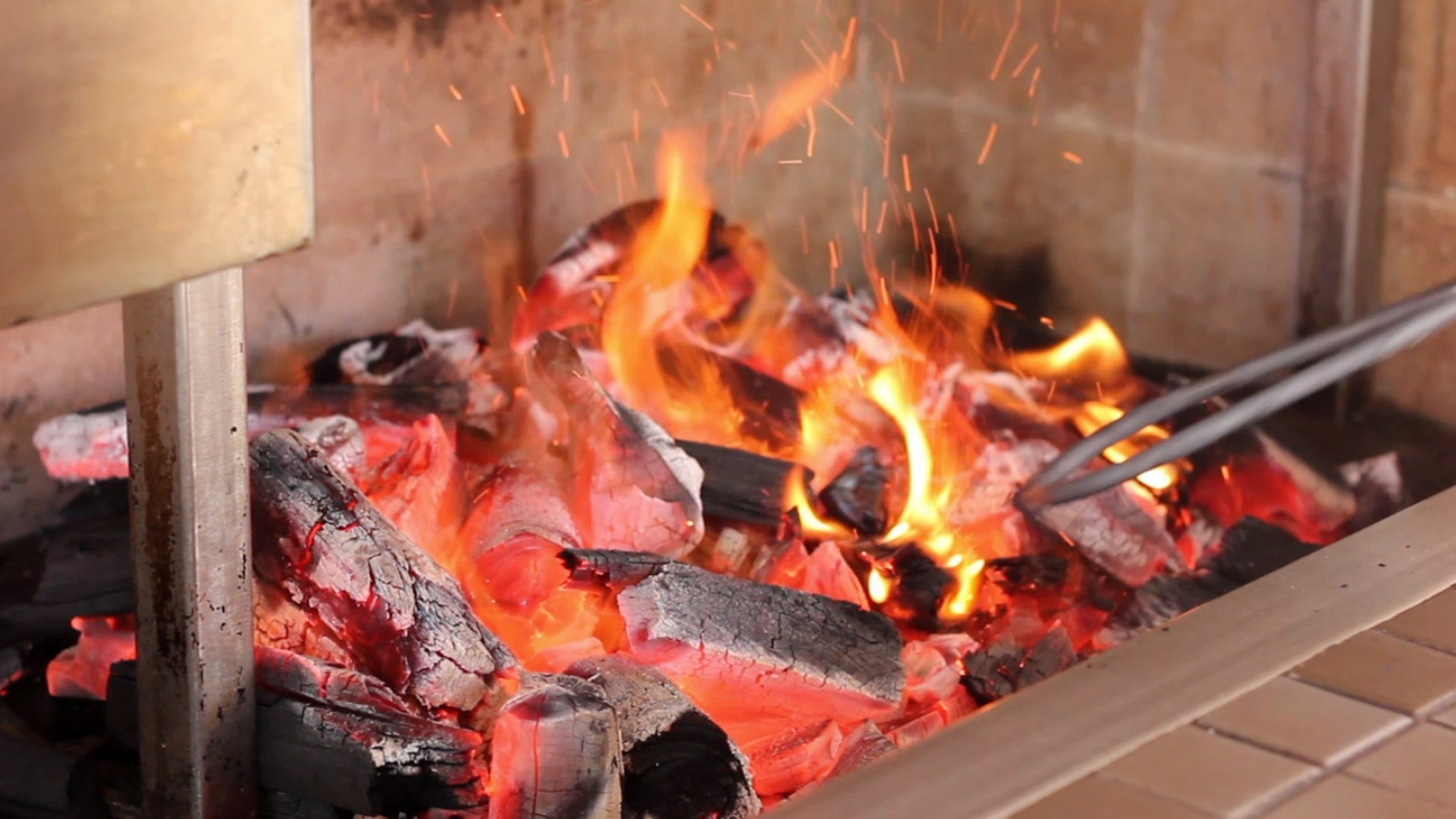 Acerte no fogo do churrasco: use uma resistência para acendê-lo (Foto: Reprodução)