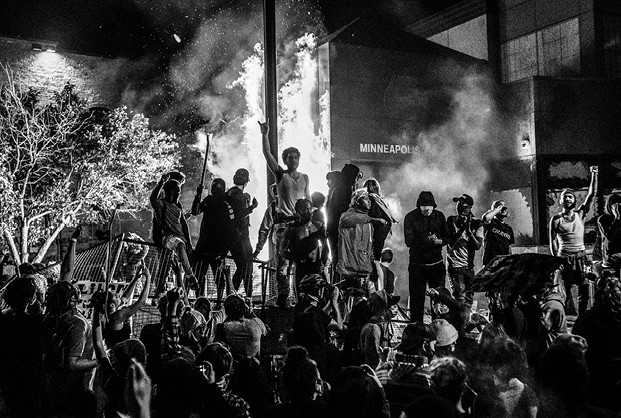 Fora da caixa preta - 28 de maio, em mais um dia de protesto pela morte de George Floyd, uma delegacia de Minneapolis é incendiada (Foto: Stephen Maturen/Getty Images))