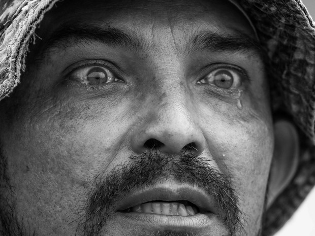 Pescador chora ao ver peixes mortos no Rio Doce (Foto: Herone Fernandes Filho/ Instituto Últimos Refúgios)