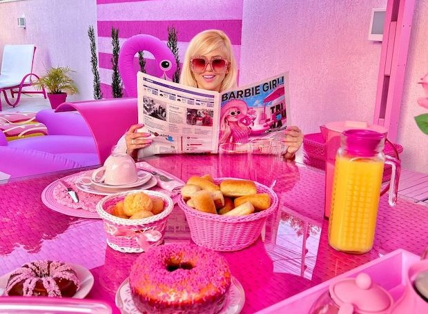 Todos os utensílios de cozinha de Bruna Barbie são cor de rosa, assim como a área externa da casa (Foto: Instagram / Reprodução)